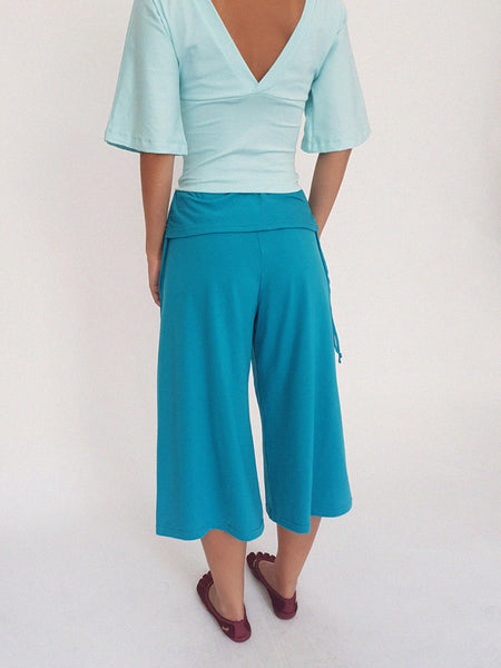 WALNUT CAPRI SHORTS   / turquoise