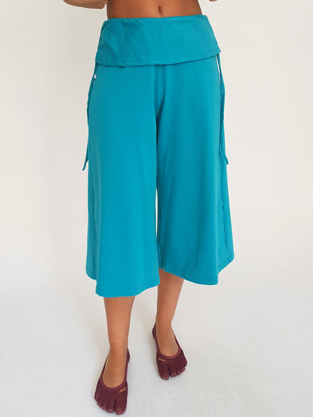 WALNUT CAPRI SHORTS   / turquoise