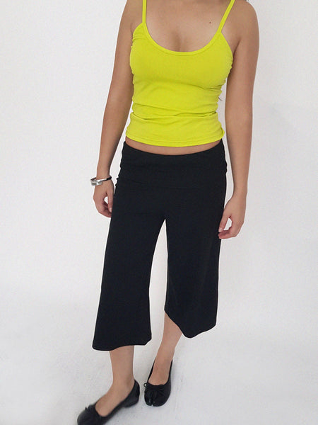 WALNUT CAPRI SHORTS   / black