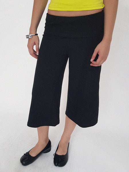 WALNUT CAPRI SHORTS   / black