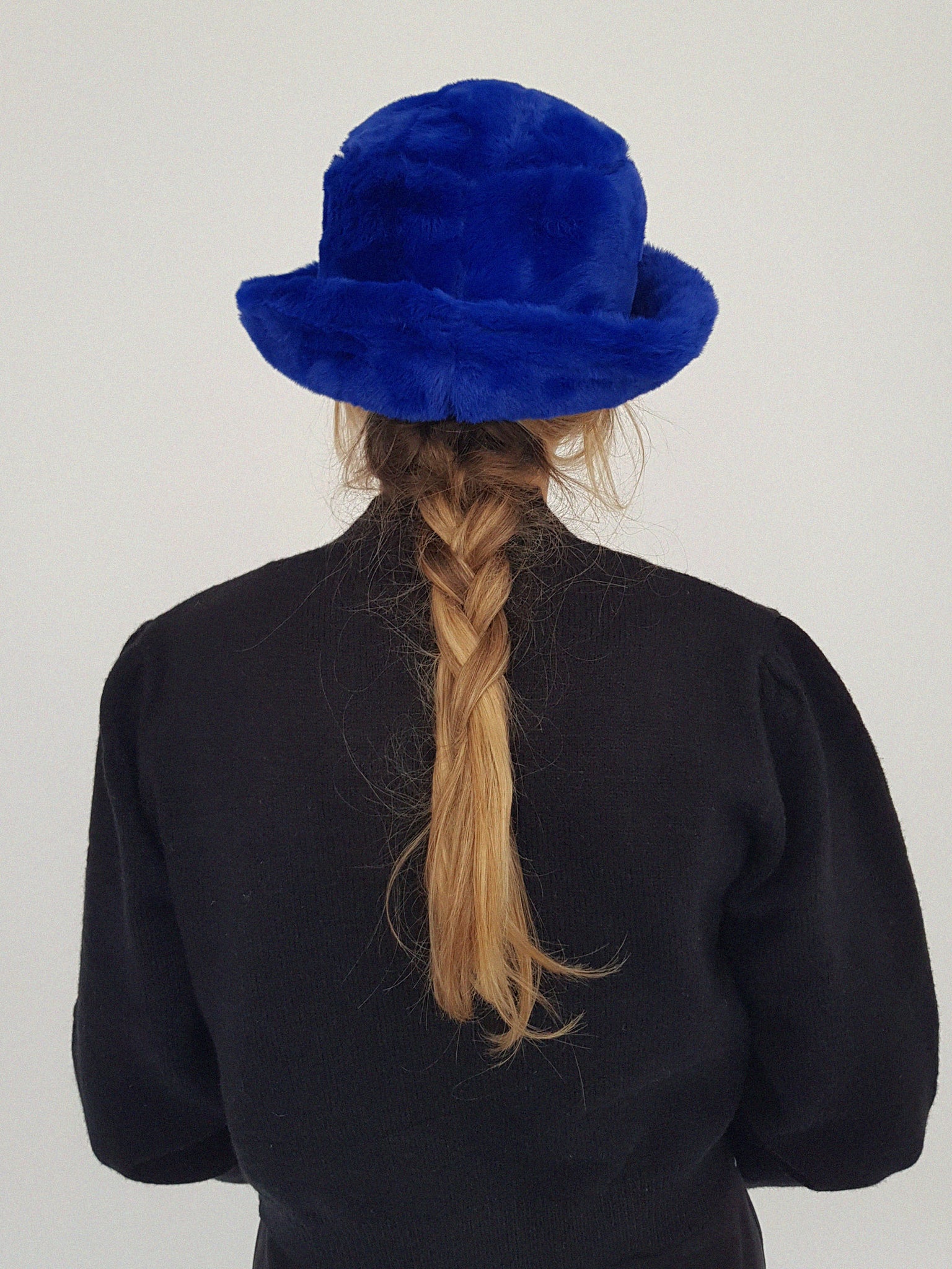 FLUFFY HAT // blue