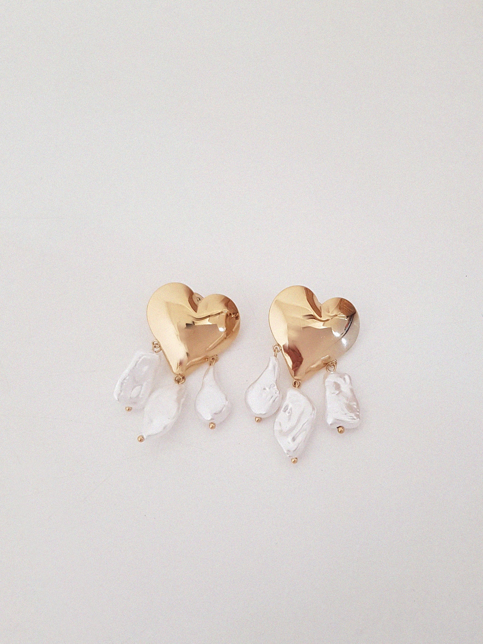 EARRING // white heart