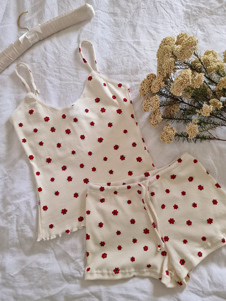 IRIS SHORTS // red daisy