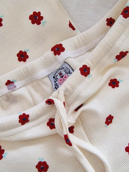 IRIS SHORTS // red daisy