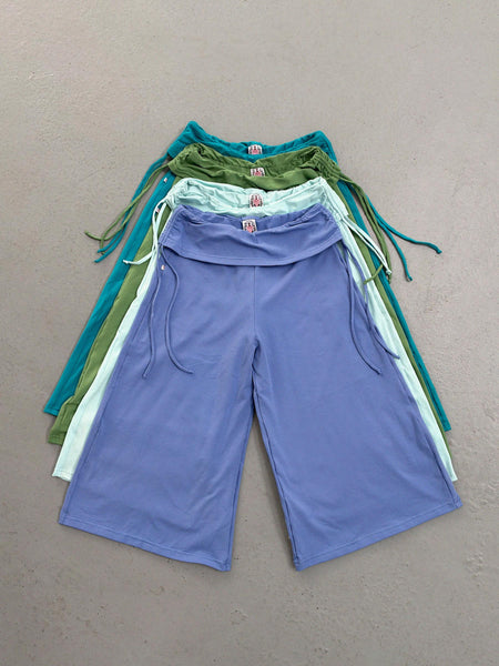 WALNUT CAPRI SHORTS  // blueberry